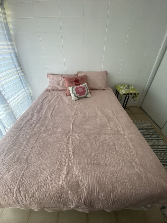 Building Photo - Furnished Private Room for Rent | Large Bed | Shared Home | Honolulu