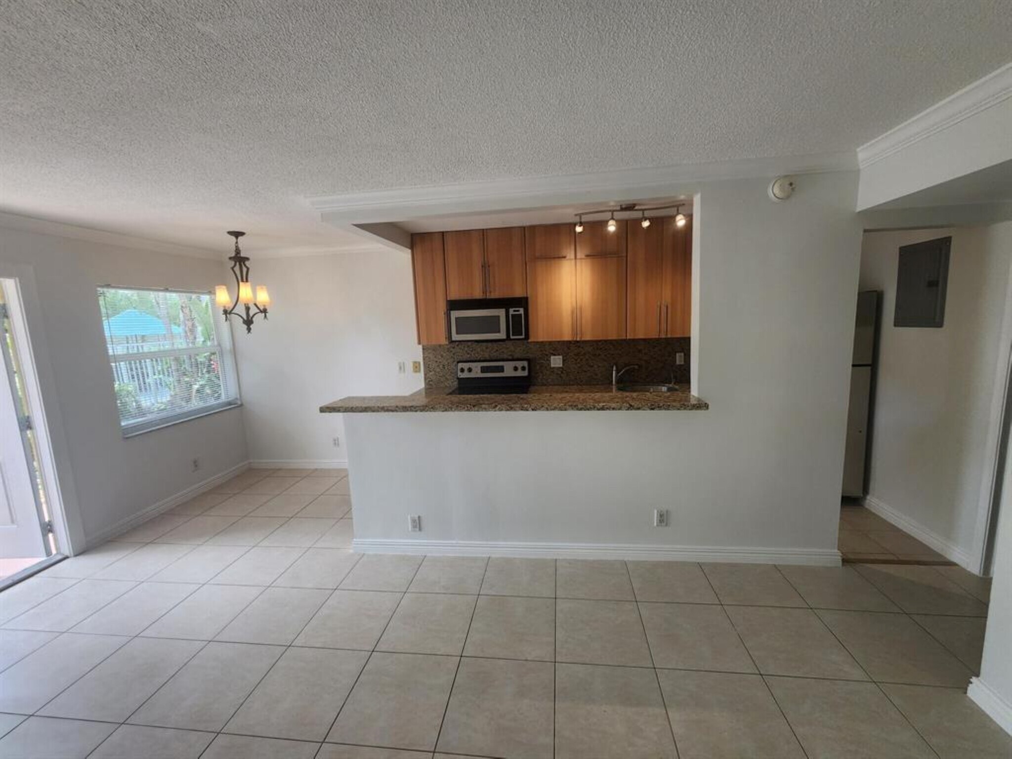 Building Photo - 1125 NE 16th Pl