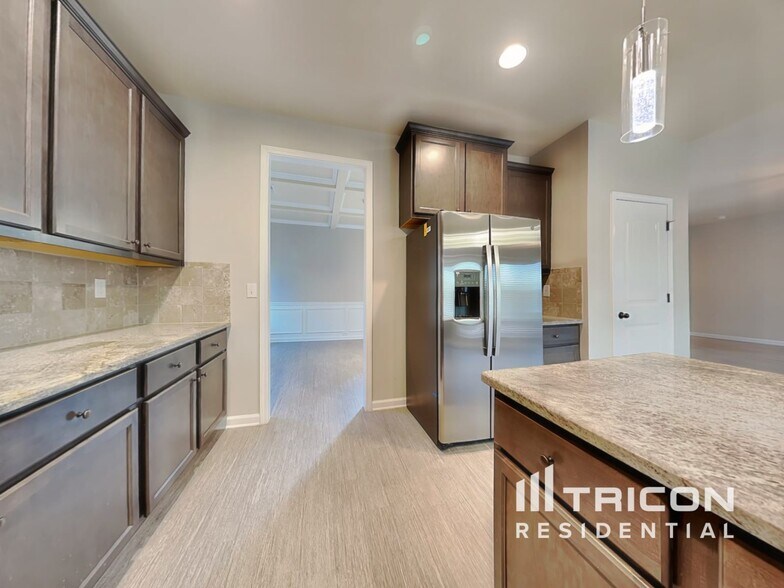 Building Photo - 3015 Button Cir