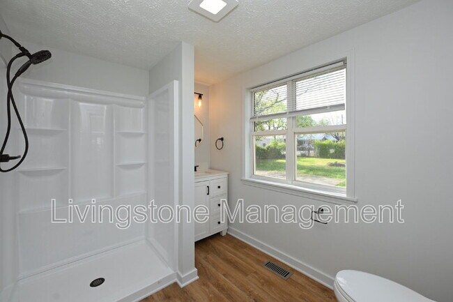 Building Photo - 501 Small St