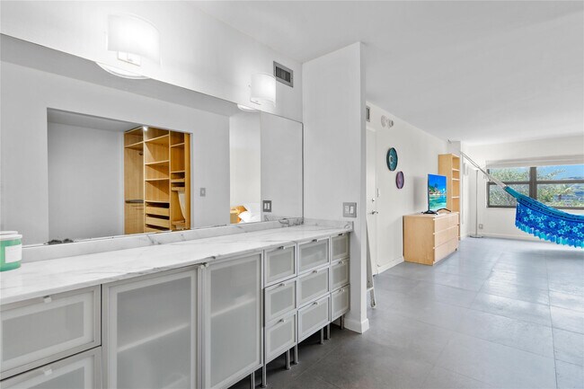 Building Photo - 4900 N Ocean Blvd