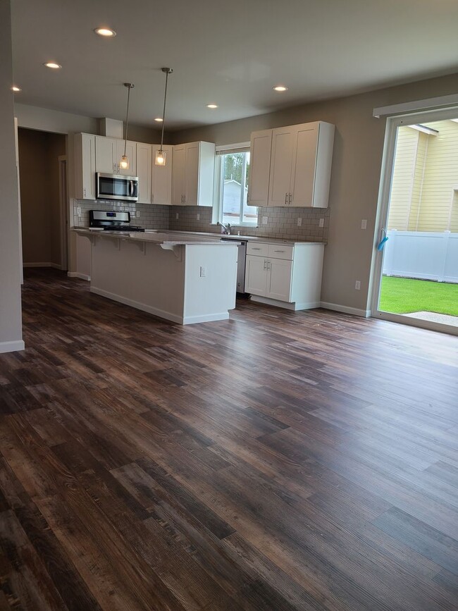 Building Photo - Yelm Creek Estates, 4 Bedroom, 2.75 Bathroom with Den