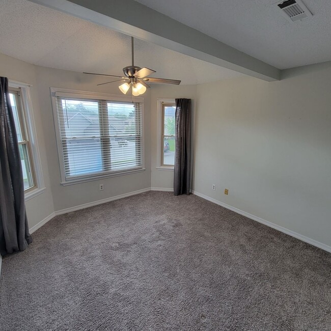 Building Photo - 3/2 Townhouse-Cookeville City Limits-End Unit