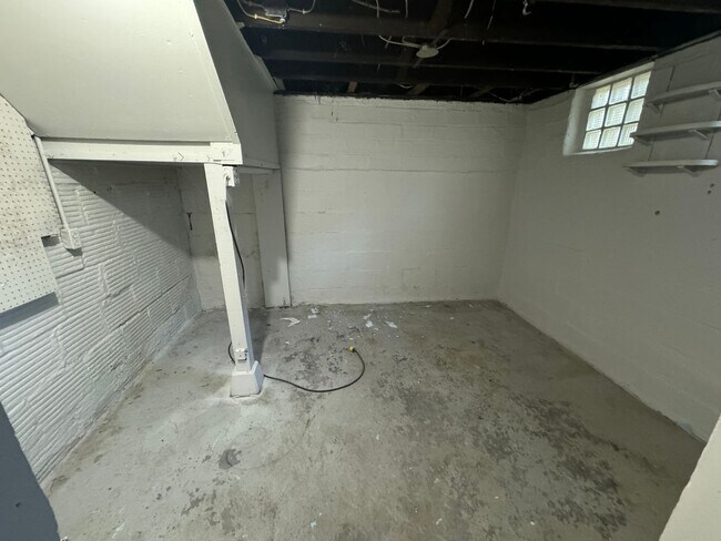 Building Photo - 5 Bedroom Rental in Moline