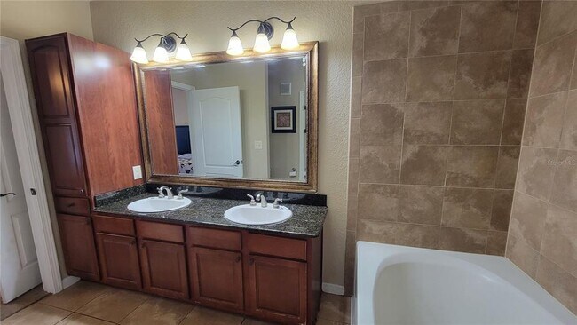 Building Photo - 914 Charo Pkwy