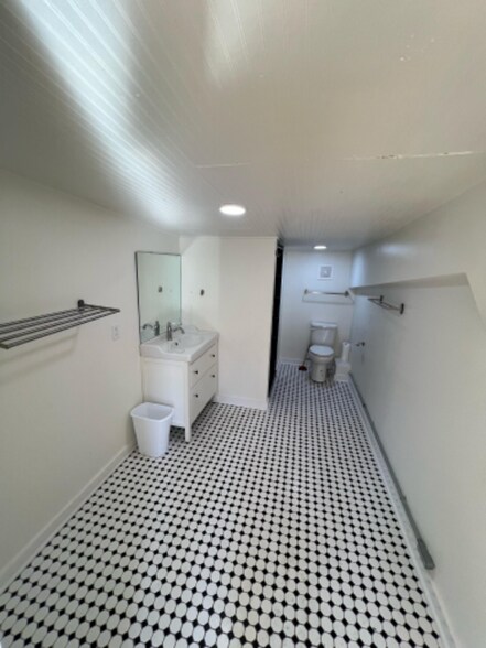 Building Photo - 119 W Main St