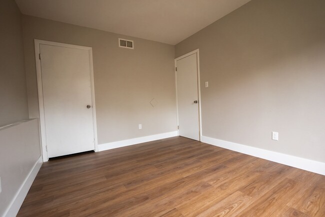Building Photo - 733-743-743 E Wilbeth Rd