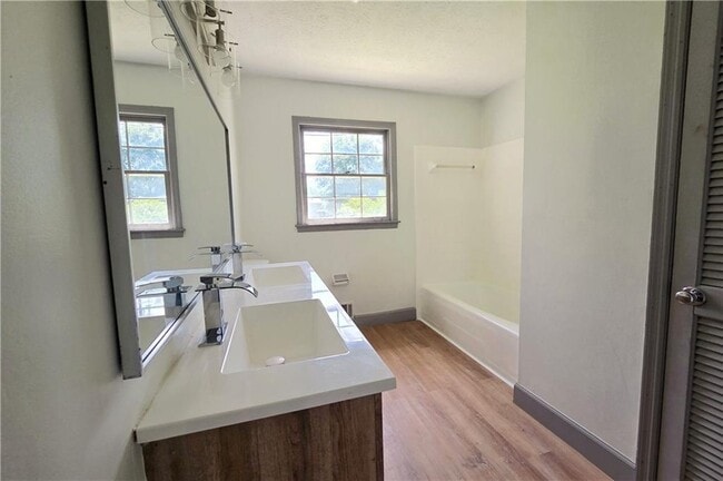 Building Photo - 6684 Londonderry Dr