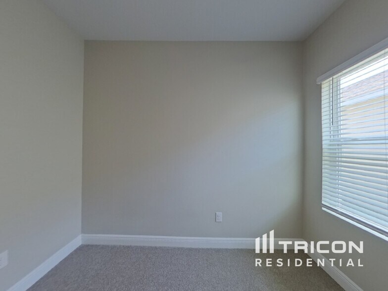 Building Photo - 5564 Silver Sun Dr