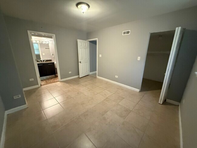 Building Photo - 6954 N Greenview Ave