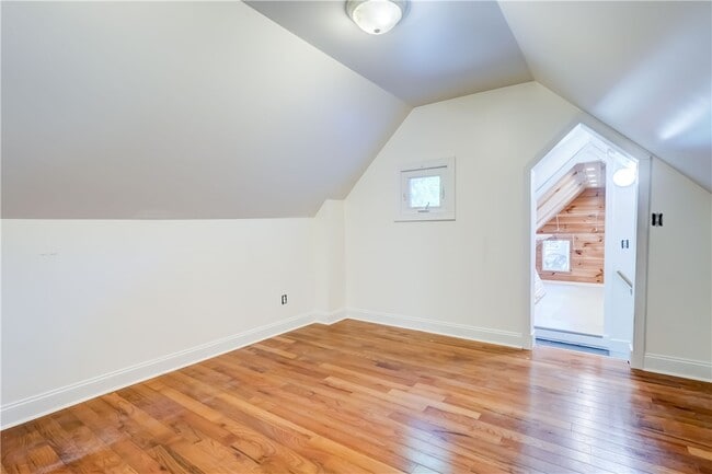 Building Photo - 437 Caroline St
