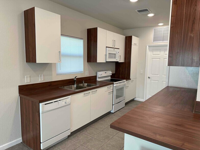 Building Photo - 7410 SW 10th Ct