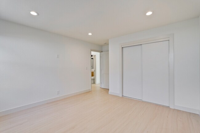 Building Photo - 2051 Randolph Dr