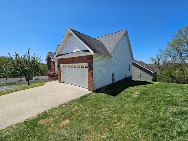 Building Photo - 4 Bedroom, 3 Bathroom home AVAILABLE 6/4/26