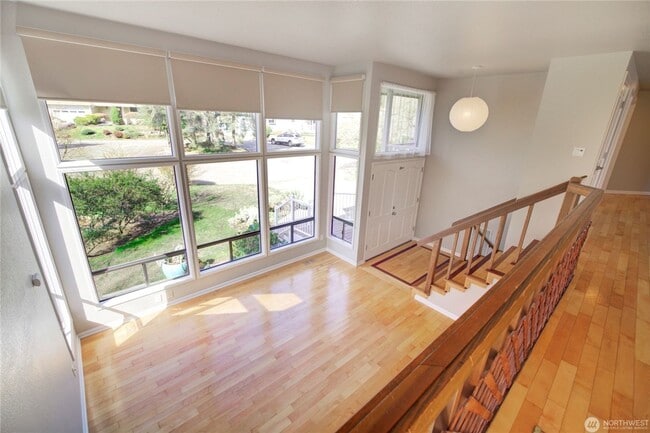 Building Photo - 3bd/2.5ba Bellevue House