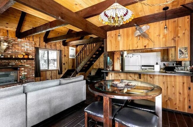 Building Photo - Serene Lakeview Cabin