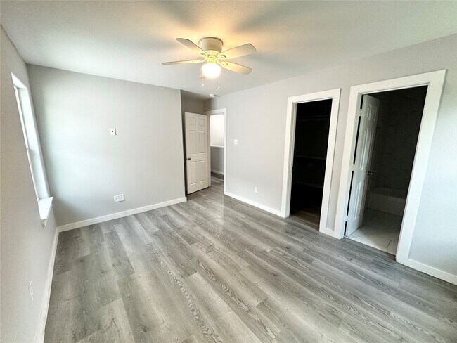 Building Photo - 8215 Crestview Dr