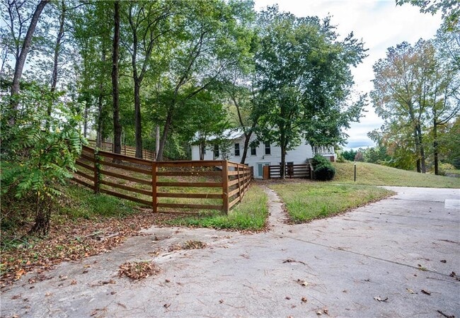 Building Photo - 611 Couch Rd
