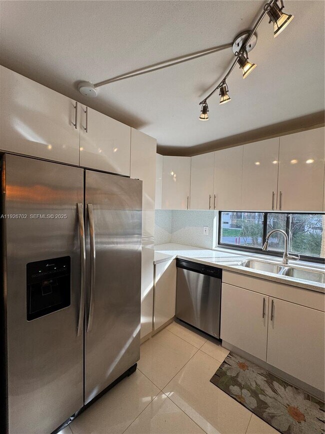 Building Photo - 17021 N Bay Rd