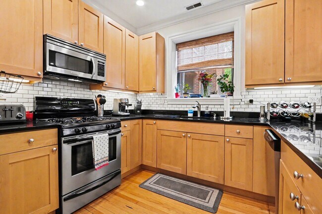Building Photo - 918 W Schubert Ave