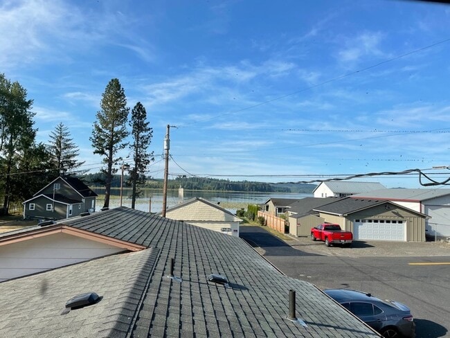 Building Photo - BEAUTIFUL THREE BEDROOM AT SILVER LAKE