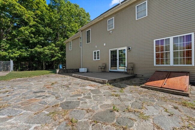 Building Photo - 802 Evergreen Ave