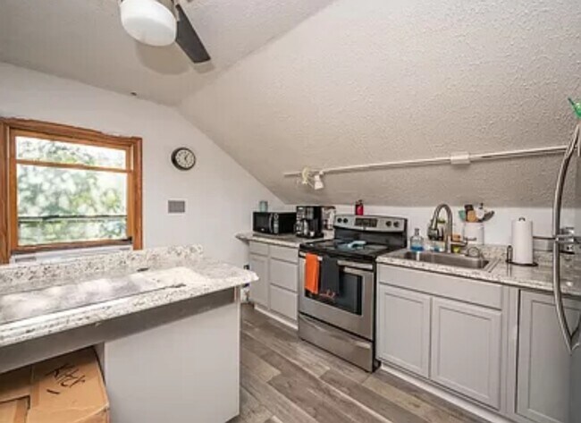 Building Photo - 3469 Bessie St