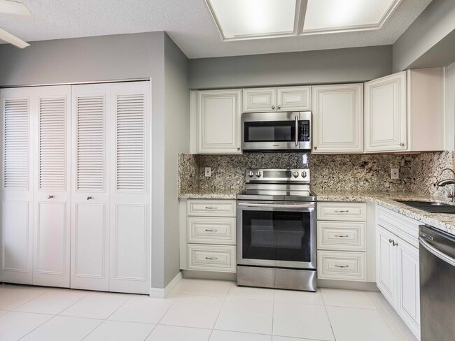 Building Photo - 14527 Bonaire Blvd