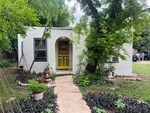 Building Photo - Ave G-5009