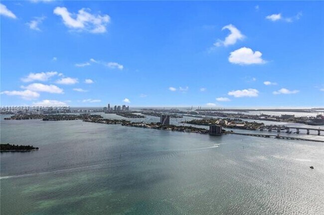 Building Photo - 700 NE 24th St