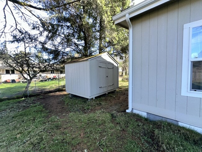 Building Photo - 834 Teal Ct SE