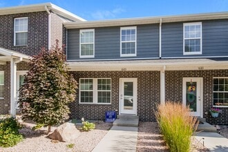 Building Photo - Spacious 3 Bed, 2.5 Bath Pet-Friendly Home with Central Air & Carport Parking! - Available on May...