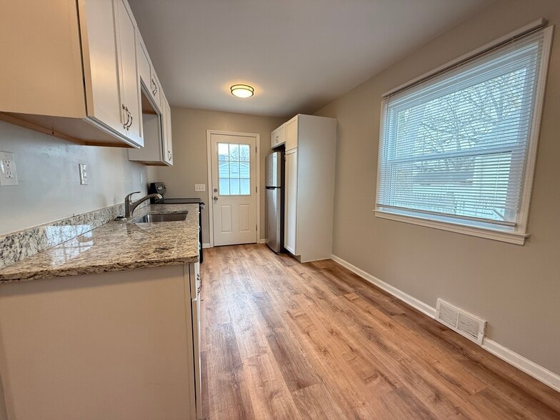 Building Photo - 14310 Hobart Ave