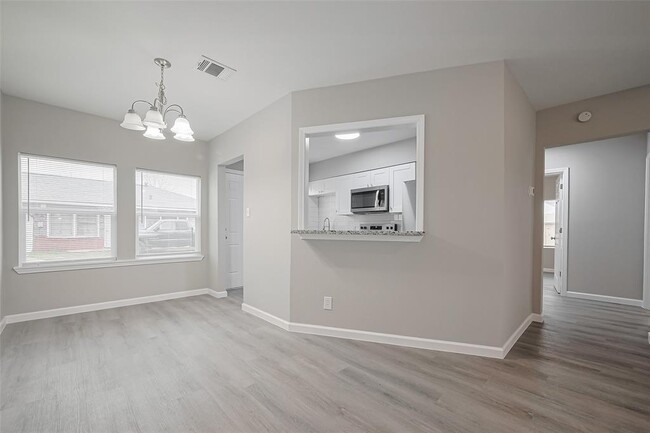 Building Photo - 1732 W 6th St