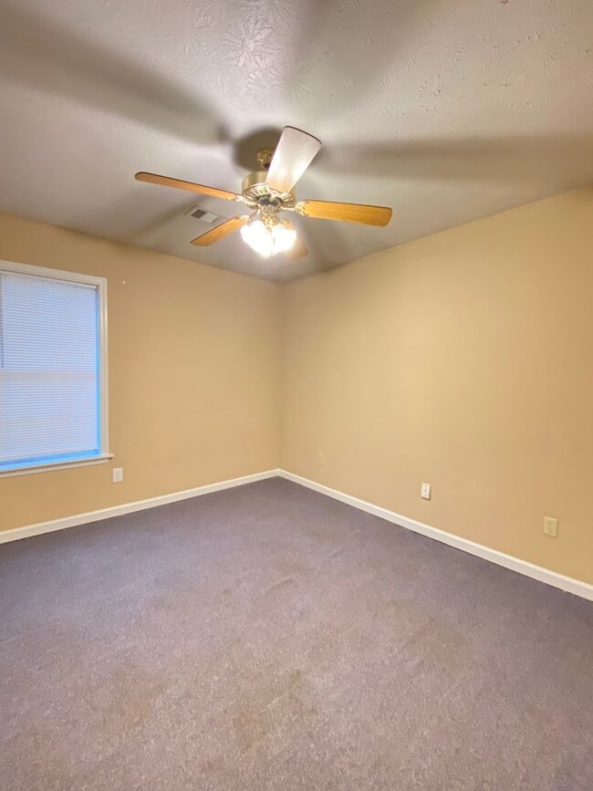 Building Photo - Duplex in Auburn!