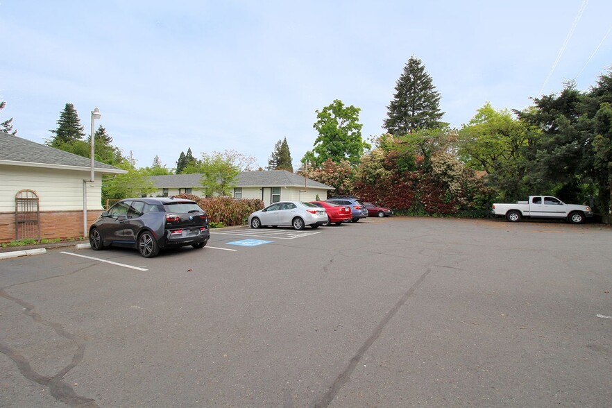 Building Photo - 6923-6923 NE Prescott St