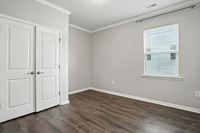 Building Photo - AVAILABLE NOW! - MOVE-IN SPECIAL FOR QUICK...
