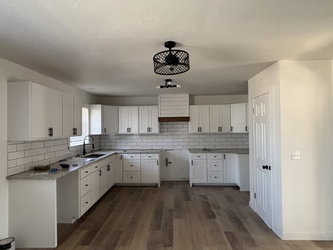 Building Photo - 915 S 6th St