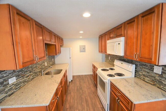 Building Photo - 2 Bedroom Condo Available at The Meadows