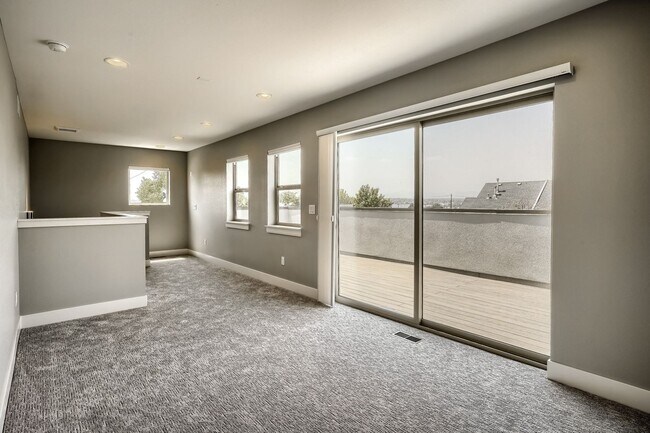 Building Photo - 3 bedroom / 3.5 bath Townhome + 2 Large Flex Spaces & Spacious Roof Top Deck!