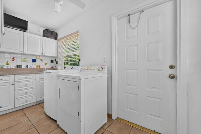 Building Photo - 5800 SW 61st St