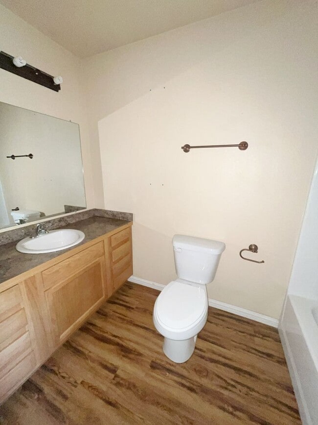 Building Photo - Beautiful 3/2duplex near Silo Schools