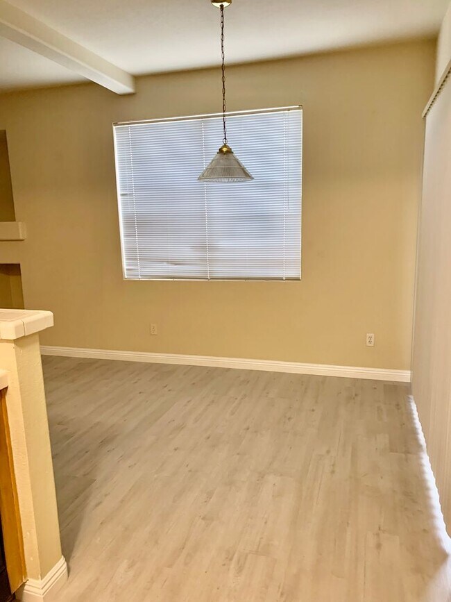 Building Photo - Must See Condo!