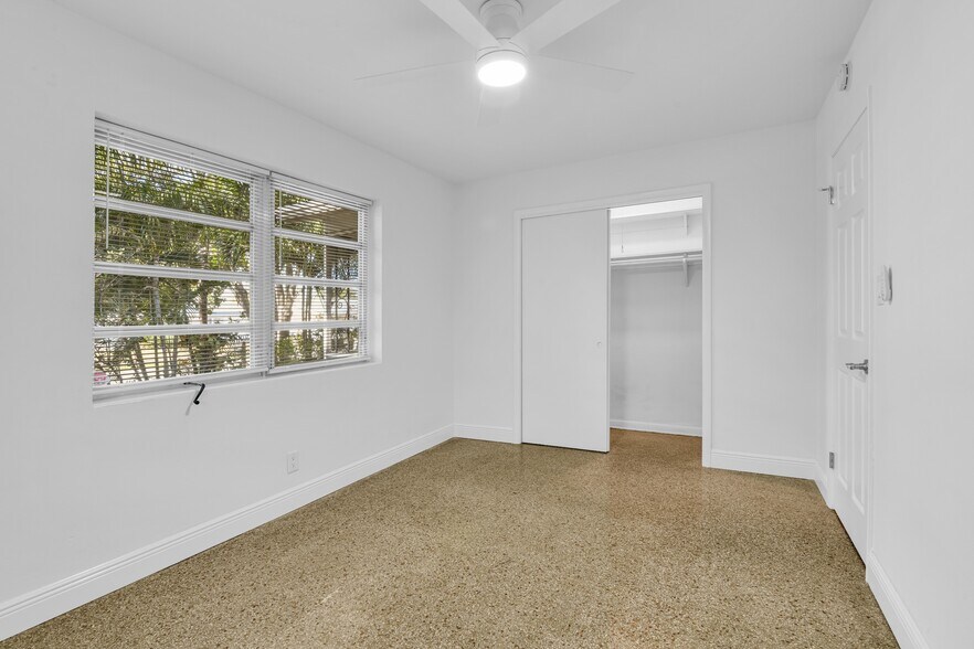 Building Photo - 702 Sunset Dr