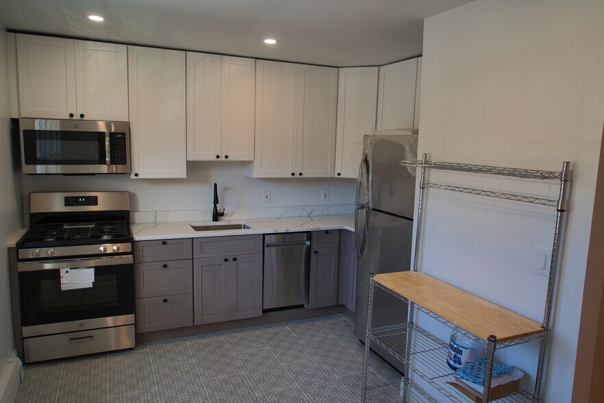 Kitchen - 364 Westwood Ave