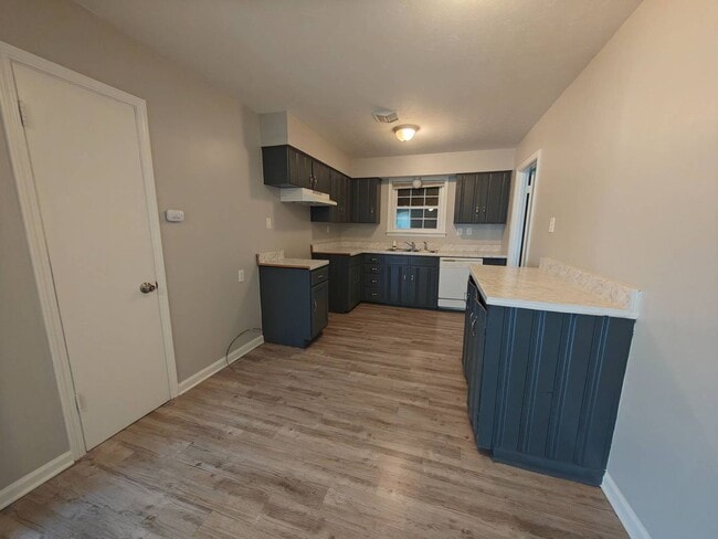 Building Photo - Very Nice Newly Renovated Home in Parkway ...