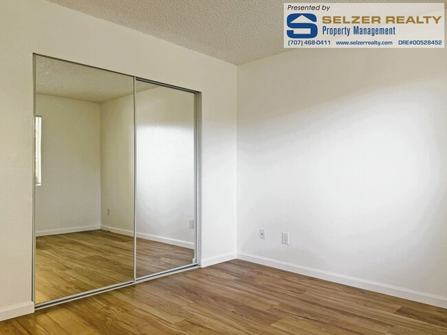 Building Photo - Newly updated & well-equipped 2 bd. duplex!