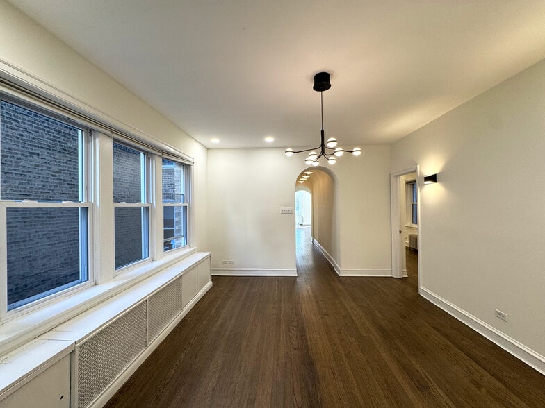 Building Photo - 1406 W Thorndale Ave