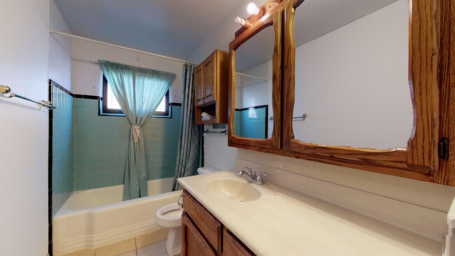 Building Photo - UPTOWN 3/BD 2/BA 1/CP WORKSHOP