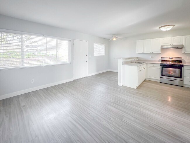 Building Photo - CUTE CONDO IN A DUPLEX W/ LARGE BACKYARD A...